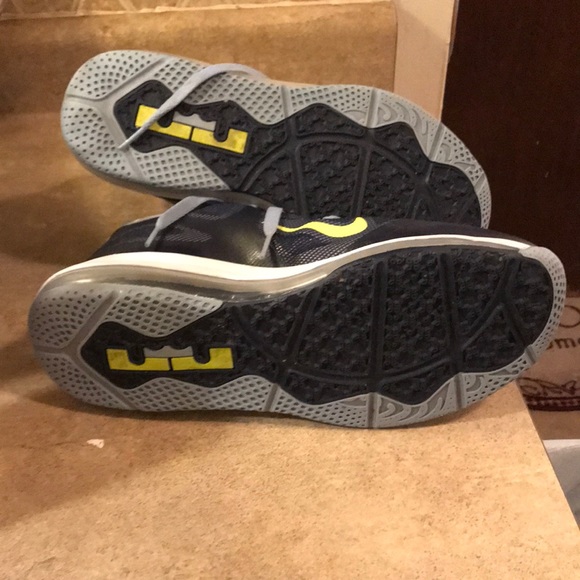Lebron James Nike's mint condition size 9.5 men's - Picture 4 of 4